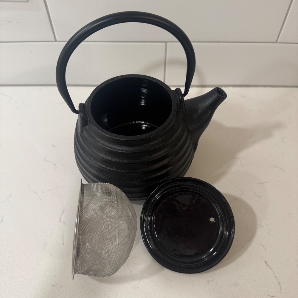 Black Cast Iron Ribbed Japanese Tetsubin Teapot with Stainless Steel Infuser - Picture 4 of 6